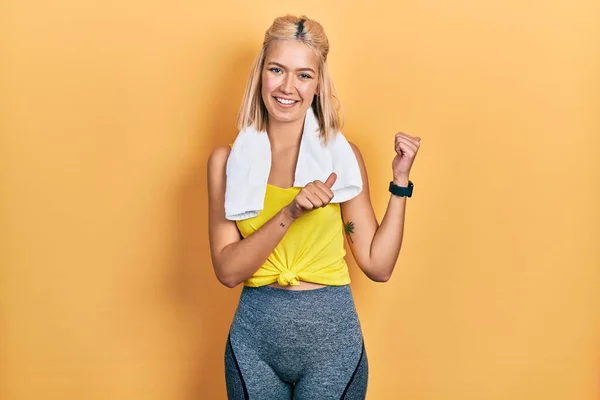 Vacker Blond Sport Kvinna Bär Träningskläder Pekar Baksidan Bakom Med — Stockfoto