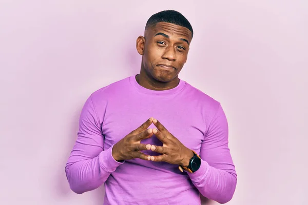 Ein Junger Schwarzer Mann Lässigem Rosafarbenem Pullover Die Hände Zusammengebunden — Stockfoto