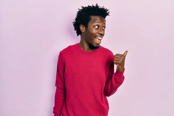 Joven Hombre Afroamericano Vistiendo Ropa Casual Sonriendo Con Cara Feliz —  Fotos de Stock