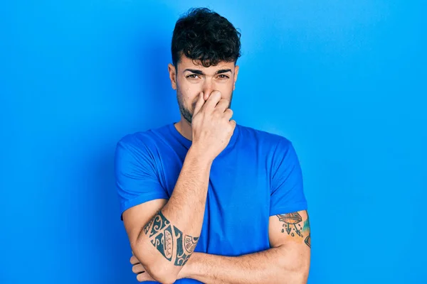 Fiatal Spanyol Férfi Alkalmi Kék Pólót Visel Bűzlik Valami Bűzös — Stock Fotó