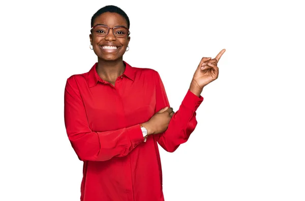 Genç Afrikalı Amerikalı Kadın Günlük Kıyafetler Gözlük Takıyor Gülümsüyor — Stok fotoğraf