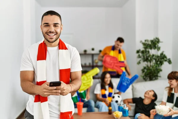 Gruppo Giovani Amici Che Guardano Sostengono Partita Calcio Uomo Sorridente — Foto Stock