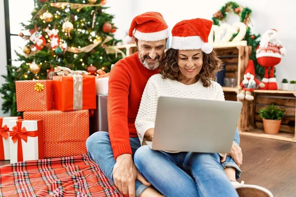 Hispanisches Paar Mittleren Alters Mit Weihnachtsmütze Zuhause Mit Laptop Auf — Stockfoto