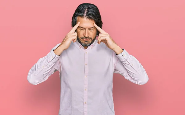 ストレスが原因で頭の痛みのために頭の上に手でビジネスシャツを身に着けている中年ハンサムな男 片頭痛 — ストック写真