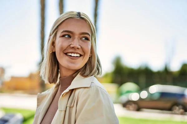 Ung Blond Flicka Ler Lycklig Stående Vid Staden — Stockfoto