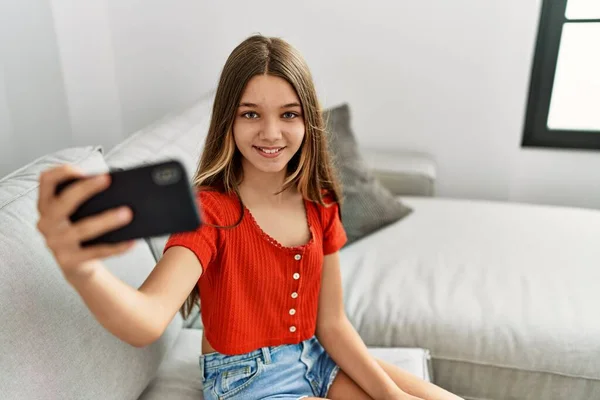 Menina Adorável Sorrindo Confiante Fazer Selfie Pelo Smartphone Casa — Fotografia de Stock