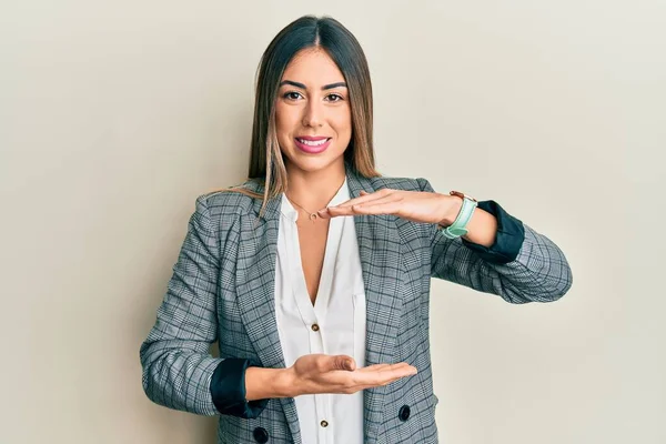 Mulher Hispânica Jovem Vestindo Roupas Negócios Gesticulando Com Mãos Mostrando — Fotografia de Stock