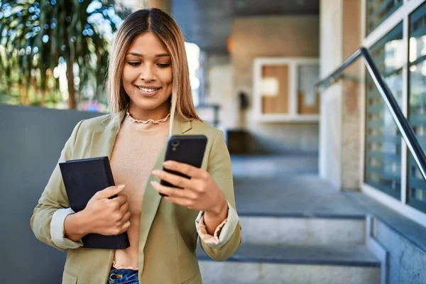 Ung Latinamerikansk Kvinna Ler Tryggt Med Smartphone Gatan — Stockfoto