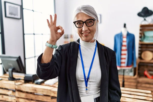 小売店のマネージャーとして働いている中年の白髪の女性は 手と指でOkサインをして積極的に笑顔 成功した表現 — ストック写真
