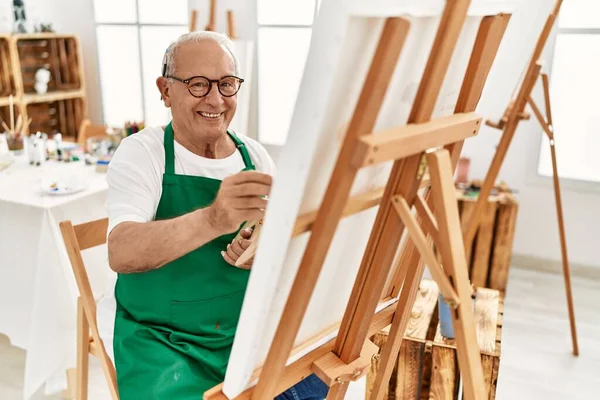 Senior Grauhaarige Künstler Mann Lächelt Glücklich Malerei Kunstatelier — Stockfoto