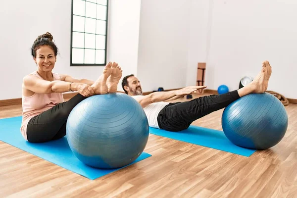 Gammaldags Latinamerikanskt Par Som Övar Och Stretchar Yogarummet Två Vuxna — Stockfoto