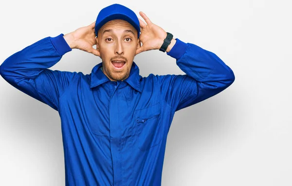 Uomo Calvo Con Barba Indossa Costruttore Tuta Uniforme Pazzo Spaventato — Foto Stock