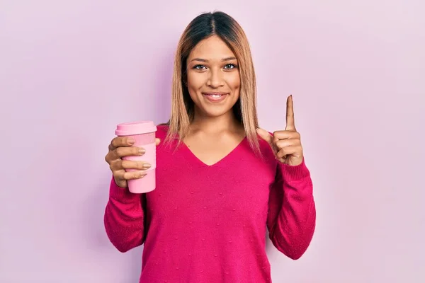 Hermosa Mujer Hispana Bebiendo Una Taza Café Para Llevar Sonriendo —  Fotos de Stock