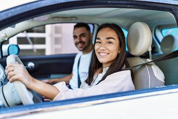 Jovem Casal Hispânico Sorrindo Carro Condução Feliz Cidade — Fotografia de Stock