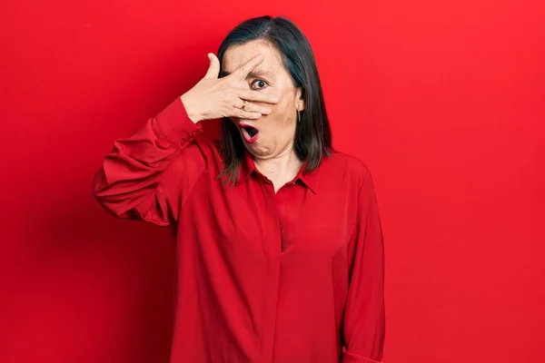 Hispanische Frau Mittleren Alters Lässiger Kleidung Die Schockiert Gesicht Und — Stockfoto