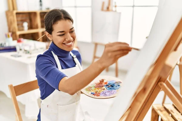 Giovane Donna Latina Sorridente Disegno Fiducioso Studio Arte — Foto Stock