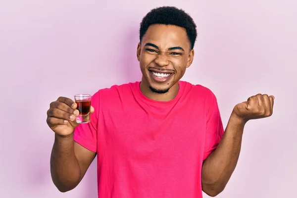 Joven Hombre Afroamericano Bebiendo Whisky Disparo Gritando Orgulloso Celebrando Victoria — Foto de Stock