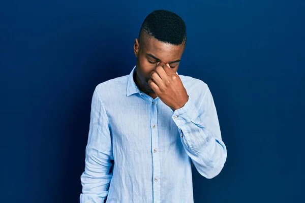 Ung Afrikansk Amerikansk Man Klädd Avslappnade Kläder Trött Gnugga Näsa — Stockfoto