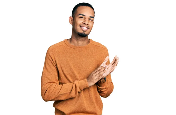 Junger Afrikanisch Amerikanischer Mann Lässiger Kleidung Klatscht Und Applaudiert Fröhlich — Stockfoto