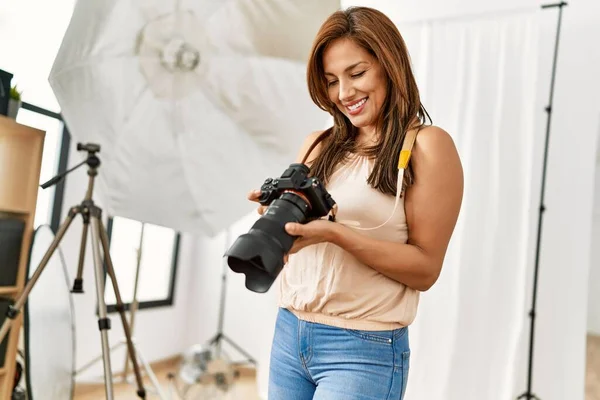 Junge Hispanische Fotografin Lächelt Glücklich Mit Kamera Fotostudio — Stockfoto