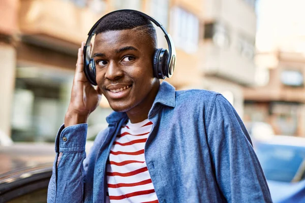 Ung Afrikansk Amerikan Ler Glad Med Hörlurar Stan — Stockfoto