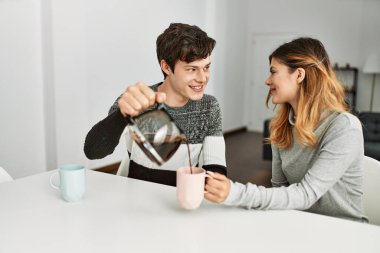 Kafkasyalı genç bir çift kahvaltlarını evde fincana dolduruyorlar..