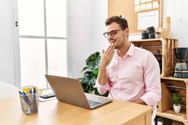 Ofisteki sağır işaret diliyle iletişim kuran Latin asıllı genç adam.