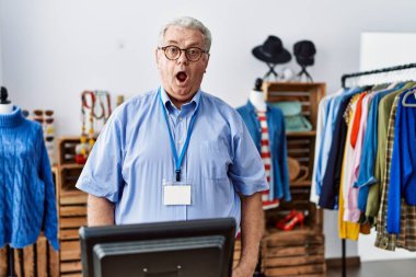 Perakende mağazasında müdür olarak çalışan yaşlı adam korku, korku ve heyecan dolu bir yüz ifadesiyle korkmuş ve şok olmuştu.. 