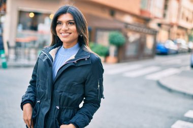 Şehre gülümseyen güzel İspanyol kadın.