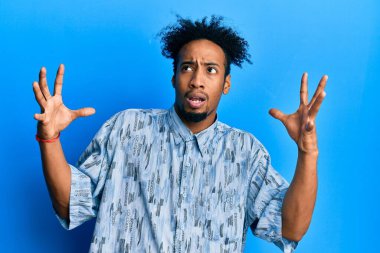 Sakallı, sıradan giyinmiş, deli gibi bağıran, agresif ifade ve kollarıyla bağıran Afrikalı genç bir Amerikalı. hüsran kavramı. 