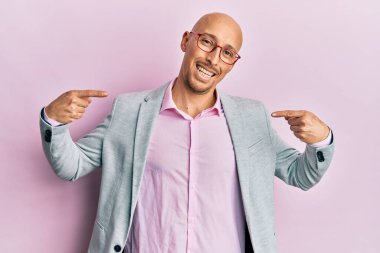 Sakallı, iş elbiseleri ve gözlüklü, kendine güvenen, gülümseyen, kendini gururlu ve mutlu gösteren kel bir adam.. 