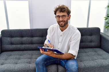 Genç İspanyol adam klinikte psikoloji seansı yapıyor.