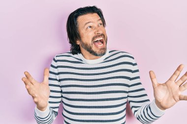 Orta yaşlı, sıradan kıyafetler giyen, deli deli deli bağıran, agresif bir ifade ve kollarla bağıran beyaz bir adam. hüsran kavramı. 