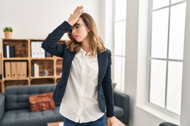 Muayenehanede çalışan genç bir kadın el ele verip hata yaptığını hatırladı. Unuttum, kötü hafıza kavramı. 