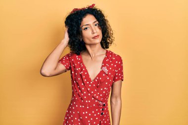 Yazlık elbise giyen genç Latin kız soru sormayı merak ediyor. Şüpheyle kararsız, kafa kafaya düşünerek. Düşünceli kavram. 