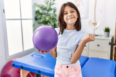 Küçük bir rehabilitasyon balosu düzenleyen İspanyol genç kız gururla haykırıyor, zaferi ve başarıyı kutluyor. 