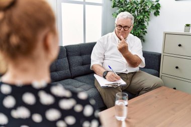 Konsültasyon bürosundaki kıdemli psikolog el hareketleriyle bizi çağırıyor. Mutlu ve gülümseyen insanları davet ediyor. 