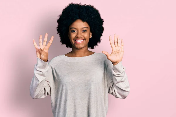 Jonge Afrikaanse Amerikaanse Vrouw Dragen Casual Kleding Tonen Wijzen Met — Stockfoto