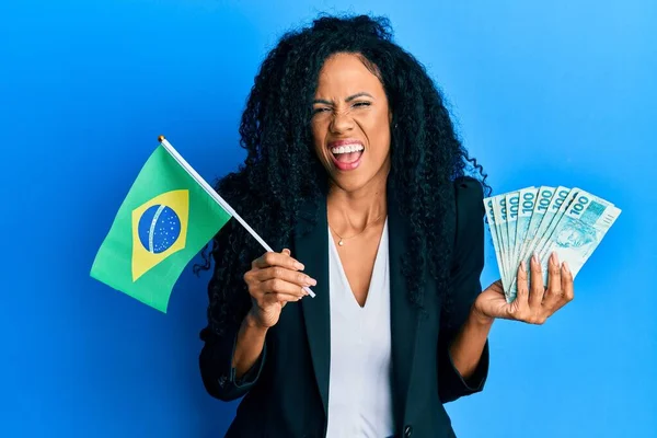 Mujer Afroamericana Mediana Edad Sosteniendo Bandera Brasil Billetes Reales Celebrando — Foto de Stock