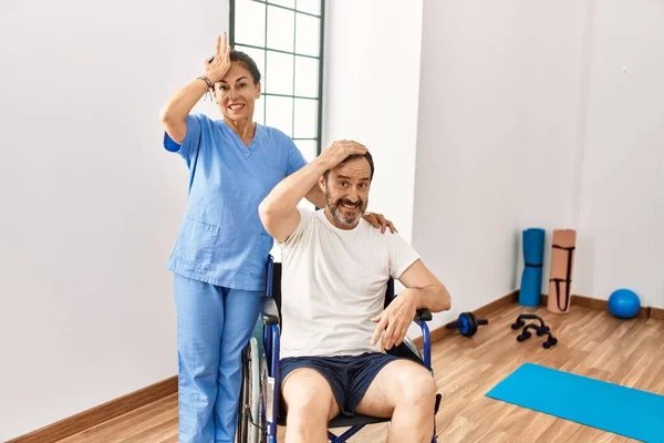 Homem Hispânico Meia Idade Sentado Cadeira Rodas Enfermeira Clínica Reabilitação — Fotografia de Stock