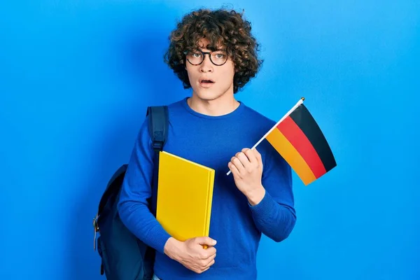 Красивый Молодой Человек Обменивается Студентом Держа Германский Флаг Перед Лицом — стоковое фото