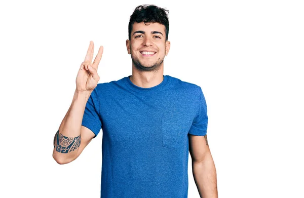 Gündelik Tişört Giyen Genç Spanyol Adam Numarayı Gösterip Işaret Ederken — Stok fotoğraf