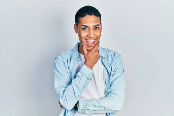 Junger Afrikanisch Amerikanischer Typ Lässiger Kleidung Der Selbstbewusst Die Kamera — Stockfoto