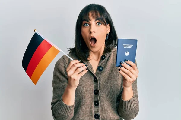 Genç Spanyol Kadın Elinde Alman Bayrağı Pasaportu Tutarken Şaşkınlık Şaşkınlık — Stok fotoğraf