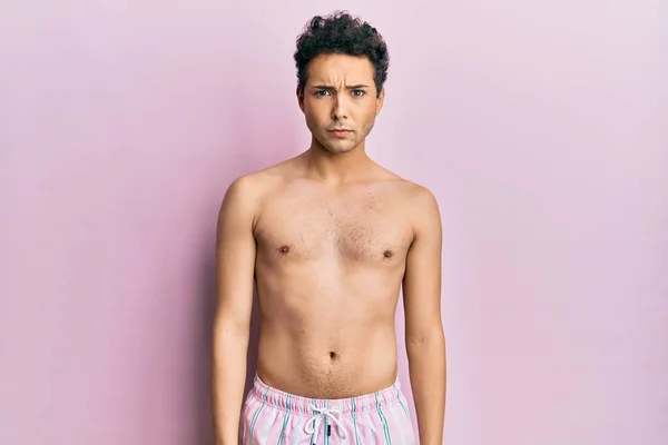 Joven Hombre Guapo Usando Traje Baño Sin Camisa Escéptico Nervioso — Foto de Stock