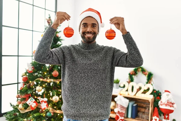 Jovem Afro Americano Sorrindo Feliz Segurando Bolas Natal Casa — Fotografia de Stock