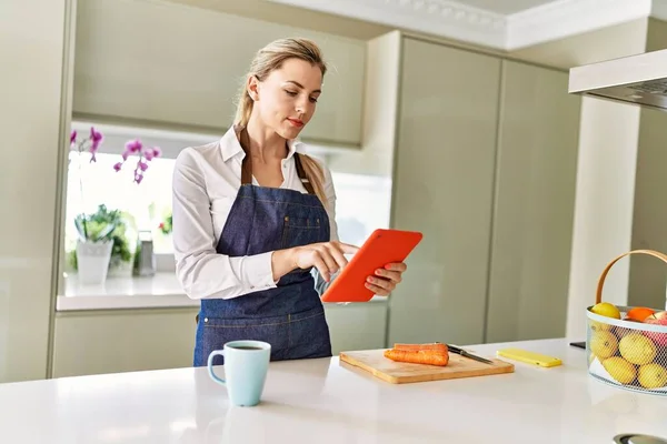 Giovane Donna Bionda Utilizzando Touchpad Cucina — Foto Stock