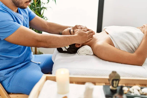 Latino Hombre Mujer Vistiendo Uniforme Fisioterapia Teniendo Sesión Rehabilitación Masajeando —  Fotos de Stock