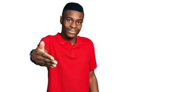 Jovem Afro Americano Vestindo Casual Camiseta Vermelha Sorrindo Amigável Oferecendo — Fotografia de Stock