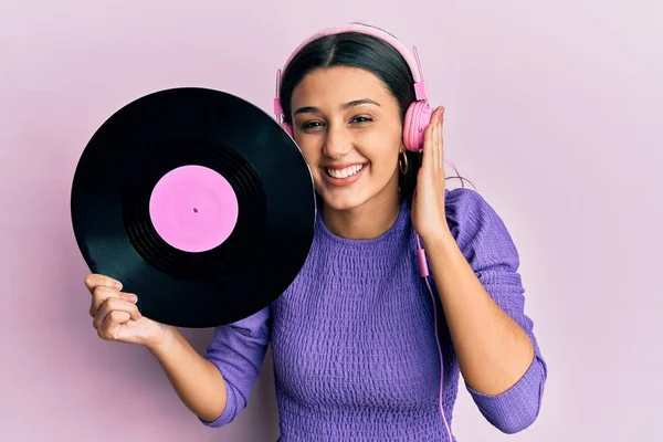 Mujer Hispana Joven Usando Auriculares Sosteniendo Disco Vinilo Sonriendo Riendo — Foto de Stock